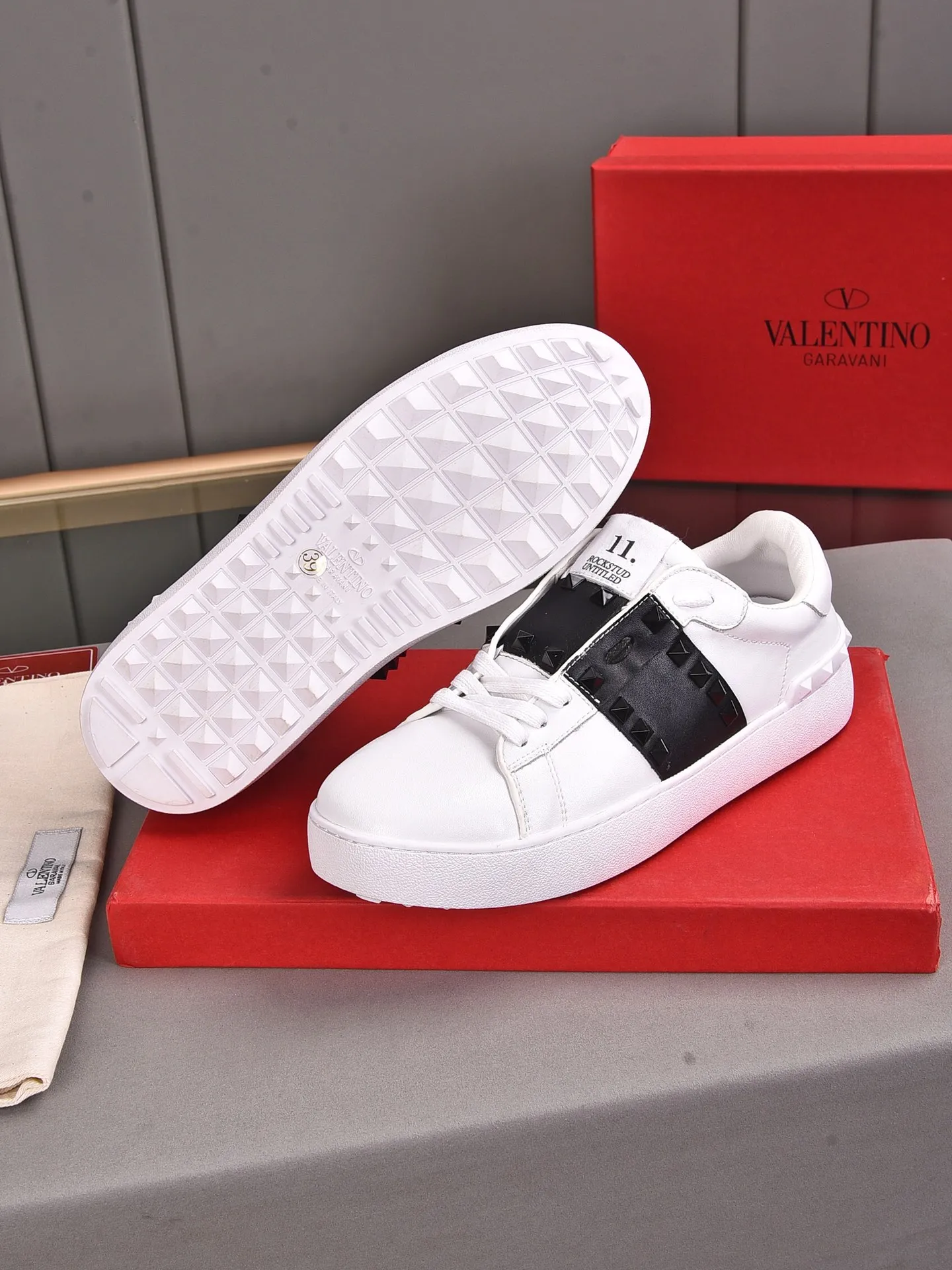 Men's shoes 440💰 (men and women couples) Valentino classic color matching series casual shoes. Made with heavy craftsmanship, good products pay attention to every detail. A must-have trendy item that can be worn all year round, it has been worn by many celebrities and Internet celebrities~~Imported cowhide surface, unique design concept, sheepskin lining, counter quality. Women’s clothing 35-40. Men’s clothing 39-44, 45-46 (returns and exchanges are not supported for custom-made items)